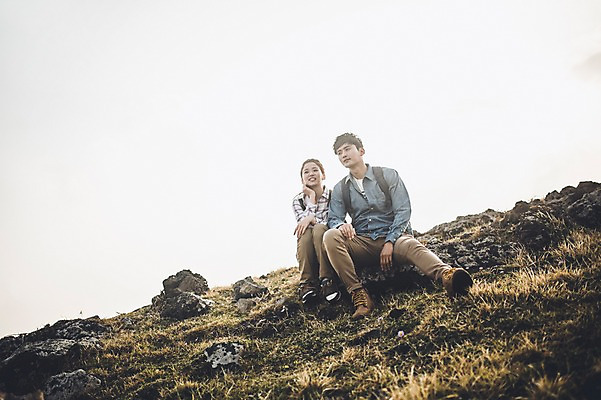 포토 JPG 주간 전신 커플 여자 남자 커플라이프 여행 배낭 휴식 미소 앉기 20대 성인 야외 두명 앞모습 제주도 다정 한국인 가을 성인만 신천목장 국내포토 자연요소 라이프스타일 계절 뷰포인트 컨셉 가방 관계 모션 한국 표정 사람 동양인 청년 목장 파일형식