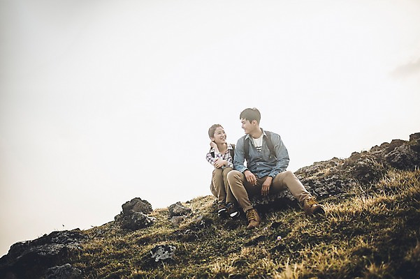 포토 JPG 주간 전신 커플 여자 남자 커플라이프 여행 배낭 휴식 미소 앉기 20대 성인 야외 두명 앞모습 제주도 다정 한국인 가을 성인만 신천목장 국내포토 자연요소 라이프스타일 계절 뷰포인트 컨셉 가방 관계 모션 한국 표정 사람 동양인 청년 목장 파일형식