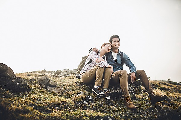 포토 JPG 주간 전신 커플 여자 남자 커플라이프 여행 배낭 휴식 미소 앉기 20대 성인 야외 두명 앞모습 제주도 기댐 다정 한국인 가을 성인만 신천목장 국내포토 자연요소 라이프스타일 계절 뷰포인트 컨셉 가방 관계 모션 한국 표정 사람 동양인 청년 목장 파일형식