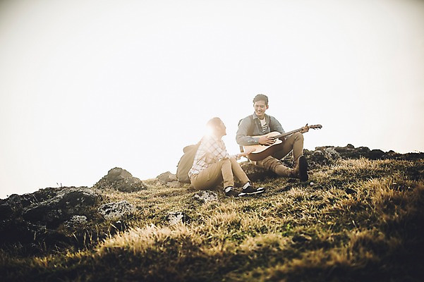 포토 JPG 주간 전신 커플 여자 남자 커플라이프 여행 배낭 휴식 미소 들기 앉기 20대 성인 야외 두명 앞모습 햇빛 제주도 다정 한국인 가을 기타 성인만 신천목장 국내포토 자연요소 라이프스타일 계절 뷰포인트 컨셉 가방 관계 모션 현악기 한국 표정 사람 동양인 청년 태양 목장 파일형식