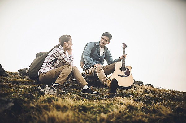 포토 JPG 주간 전신 커플 여자 남자 커플라이프 여행 배낭 휴식 미소 앉기 20대 성인 야외 두명 앞모습 제주도 다정 한국인 가을 기타 성인만 신천목장 국내포토 자연요소 라이프스타일 계절 뷰포인트 컨셉 가방 관계 모션 현악기 한국 표정 사람 동양인 청년 목장 파일형식