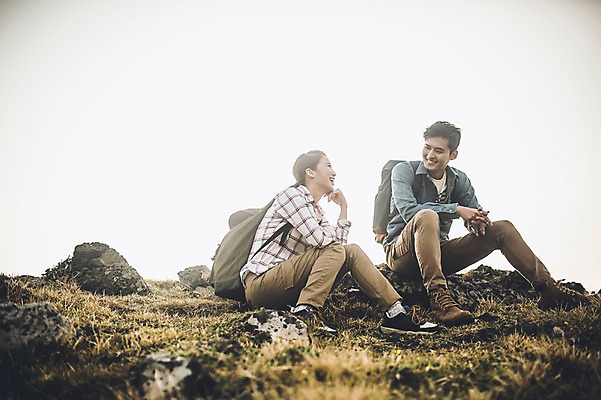 포토 JPG 주간 전신 커플 여자 남자 커플라이프 여행 배낭 휴식 미소 앉기 20대 성인 야외 두명 앞모습 옆모습 제주도 다정 한국인 가을 성인만 신천목장 국내포토 자연요소 라이프스타일 계절 뷰포인트 컨셉 가방 관계 모션 한국 표정 사람 동양인 청년 목장 파일형식