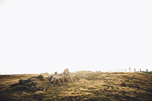 포토 JPG 주간 전신 커플 여자 남자 커플라이프 여행 배낭 휴식 앉기 20대 성인 야외 두명 앞모습 햇빛 제주도 다정 한국인 가을 성인만 신천목장 국내포토 자연요소 라이프스타일 계절 뷰포인트 컨셉 가방 관계 모션 한국 사람 동양인 청년 태양 목장 파일형식