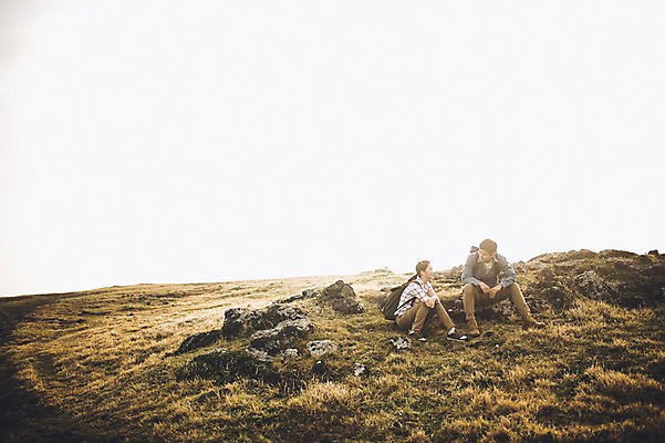 포토 JPG 주간 전신 커플 여자 남자 커플라이프 여행 배낭 휴식 앉기 20대 성인 야외 두명 앞모습 햇빛 제주도 다정 한국인 가을 성인만 신천목장 국내포토 자연요소 라이프스타일 계절 뷰포인트 컨셉 가방 관계 모션 한국 사람 동양인 청년 태양 목장 파일형식