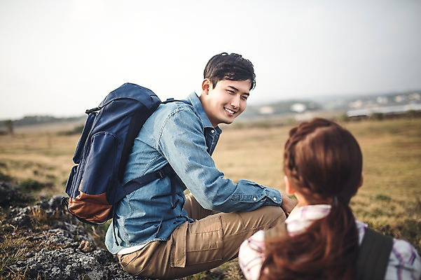 포토 JPG 주간 커플 여자 남자 커플라이프 여행 배낭 휴식 미소 앉기 상반신 20대 성인 야외 두명 옆모습 뒷모습 제주도 다정 한국인 가을 성인만 신천목장 국내포토 자연요소 라이프스타일 계절 뷰포인트 컨셉 가방 관계 모션 한국 표정 사람 동양인 청년 목장 파일형식
