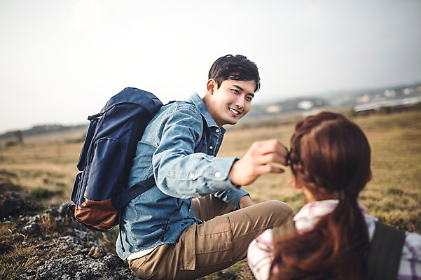 포토 JPG 주간 커플 여자 남자 커플라이프 여행 배낭 휴식 미소 앉기 상반신 20대 성인 야외 두명 옆모습 뒷모습 제주도 다정 한국인 가을 성인만 신천목장 국내포토 자연요소 라이프스타일 계절 뷰포인트 컨셉 가방 관계 모션 한국 표정 사람 동양인 청년 목장 파일형식