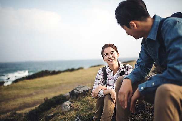 포토 JPG 주간 커플 여자 남자 커플라이프 여행 배낭 휴식 미소 앉기 상반신 20대 성인 야외 두명 앞모습 옆모습 제주도 다정 한국인 가을 성인만 신천목장 국내포토 자연요소 라이프스타일 계절 뷰포인트 컨셉 가방 관계 모션 한국 표정 사람 동양인 청년 목장 파일형식