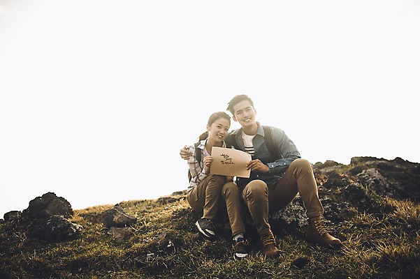포토 JPG 주간 전신 커플 여자 남자 종이 커플라이프 여행 배낭 휴식 미소 들기 앉기 20대 성인 야외 두명 앞모습 제주도 다정 한국인 가을 성인만 신천목장 국내포토 자연요소 라이프스타일 계절 뷰포인트 컨셉 가방 관계 모션 한국 표정 사람 동양인 청년 목장 파일형식