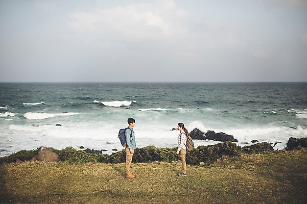 포토 JPG 주간 전신 커플 여자 남자 커플라이프 여행 배낭 서기 20대 성인 야외 두명 옆모습 제주도 마주보기 다정 한국인 가을 성인만 신천목장 국내포토 자연요소 라이프스타일 계절 뷰포인트 컨셉 가방 관계 모션 한국 사람 동양인 청년 목장 파일형식