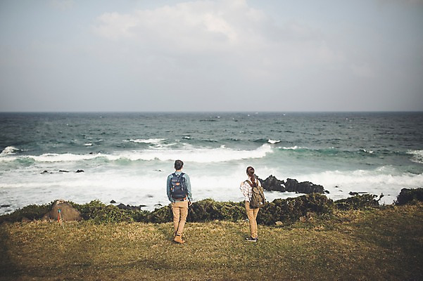포토 JPG 주간 전신 커플 여자 남자 커플라이프 여행 배낭 서기 20대 성인 야외 두명 뒷모습 제주도 다정 한국인 가을 성인만 신천목장 국내포토 자연요소 라이프스타일 계절 뷰포인트 컨셉 가방 관계 모션 한국 사람 동양인 청년 목장 파일형식