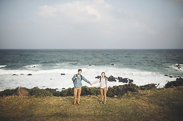 포토 JPG 주간 전신 커플 여자 남자 커플라이프 여행 배낭 서기 20대 성인 야외 두명 앞모습 뒷모습 제주도 손잡기 다정 한국인 가을 성인만 신천목장 국내포토 자연요소 라이프스타일 계절 뷰포인트 컨셉 가방 관계 모션 한국 사람 동양인 청년 목장 파일형식