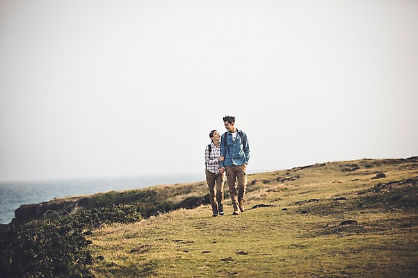 포토 JPG 주간 전신 커플 여자 남자 커플라이프 여행 배낭 20대 성인 야외 두명 앞모습 제주도 걷기 손잡기 다정 한국인 가을 성인만 신천목장 국내포토 자연요소 라이프스타일 계절 뷰포인트 컨셉 가방 관계 모션 한국 사람 동양인 청년 목장 파일형식