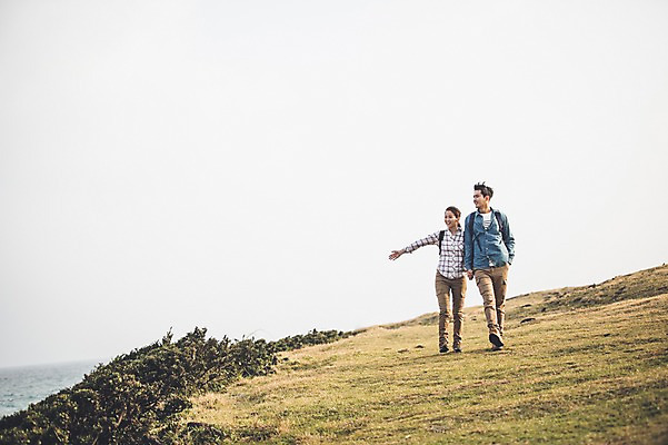 포토 JPG 주간 전신 커플 여자 남자 커플라이프 여행 배낭 20대 성인 야외 두명 앞모습 제주도 걷기 손잡기 다정 한국인 가을 성인만 신천목장 국내포토 자연요소 라이프스타일 계절 뷰포인트 컨셉 가방 관계 모션 한국 사람 동양인 청년 목장 파일형식