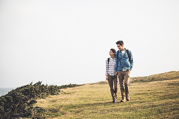 포토 JPG 주간 전신 커플 여자 남자 커플라이프 여행 배낭 20대 성인 야외 두명 앞모습 제주도 걷기 손잡기 다정 한국인 가을 성인만 신천목장 국내포토 자연요소 라이프스타일 계절 뷰포인트 컨셉 가방 관계 모션 한국 사람 동양인 청년 목장 파일형식