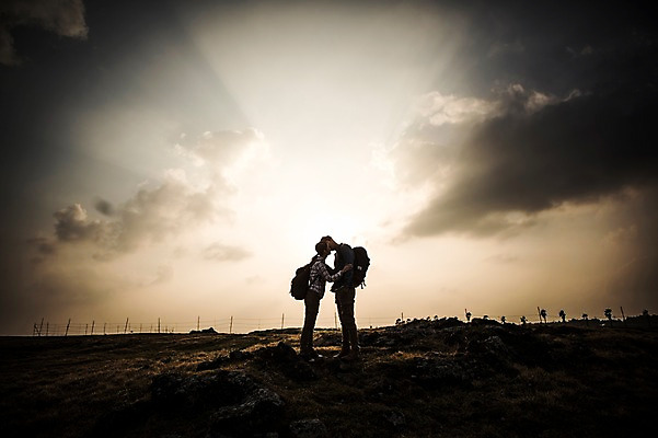 포토 JPG 주간 전신 커플 여자 남자 커플라이프 여행 키스 서기 20대 성인 야외 두명 옆모습 제주도 다정 한국인 가을 역광 성인만 신천목장 국내포토 자연요소 라이프스타일 계절 뷰포인트 컨셉 관계 모션 한국 사람 동양인 청년 목장 애정표현 파일형식