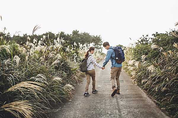 포토 JPG 주간 전신 커플 여자 남자 커플라이프 여행 배낭 20대 성인 야외 두명 뒷모습 제주도 걷기 손잡기 다정 한국인 가을 억새 억새밭 성인만 신천목장 국내포토 자연요소 식물 라이프스타일 계절 뷰포인트 컨셉 가방 관계 모션 한국 사람 동양인 청년 목장 파일형식