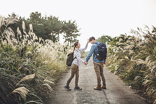 포토 JPG 주간 전신 커플 여자 남자 커플라이프 여행 장난 배낭 서기 20대 성인 야외 두명 옆모습 제주도 손잡기 다정 한국인 가을 억새 억새밭 성인만 신천목장 국내포토 자연요소 식물 라이프스타일 계절 뷰포인트 컨셉 가방 관계 모션 한국 사람 동양인 청년 목장 파일형식