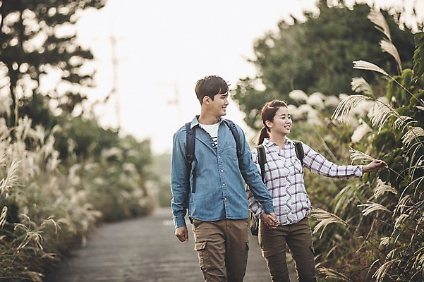 포토 JPG 주간 커플 여자 남자 커플라이프 여행 배낭 상반신 20대 성인 야외 두명 앞모습 제주도 걷기 손잡기 다정 한국인 가을 억새 억새밭 성인만 신천목장 국내포토 자연요소 식물 라이프스타일 계절 뷰포인트 컨셉 가방 관계 모션 한국 사람 동양인 청년 목장 파일형식