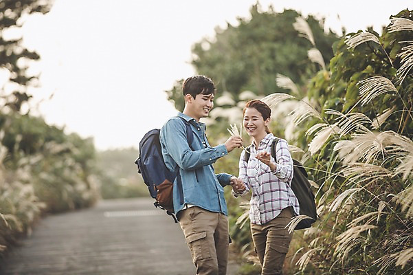 포토 JPG 주간 커플 여자 남자 커플라이프 여행 배낭 미소 상반신 20대 성인 야외 두명 앞모습 제주도 다정 한국인 가을 즐거움 억새 억새밭 성인만 신천목장 국내포토 자연요소 식물 라이프스타일 계절 감정 뷰포인트 컨셉 가방 관계 한국 표정 사람 동양인 청년 목장 파일형식