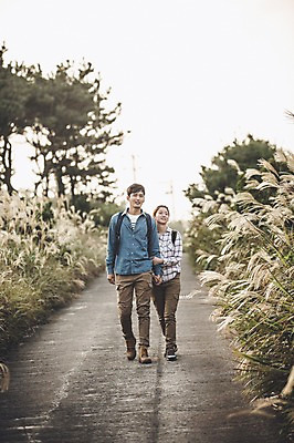 포토 JPG 주간 전신 커플 여자 남자 커플라이프 여행 배낭 미소 20대 성인 야외 두명 앞모습 제주도 걷기 팔짱 다정 한국인 가을 억새 억새밭 성인만 신천목장 국내포토 자연요소 식물 라이프스타일 계절 뷰포인트 컨셉 가방 관계 모션 한국 표정 사람 동양인 청년 목장 파일형식