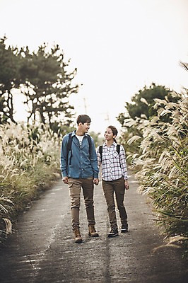 포토 JPG 주간 전신 커플 여자 남자 커플라이프 여행 배낭 미소 20대 성인 야외 두명 앞모습 제주도 걷기 손잡기 다정 한국인 가을 억새 억새밭 성인만 신천목장 국내포토 자연요소 식물 라이프스타일 계절 뷰포인트 컨셉 가방 관계 모션 한국 표정 사람 동양인 청년 목장 파일형식