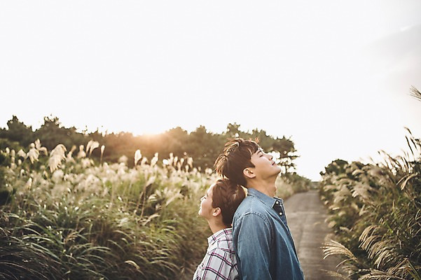 포토 JPG 주간 커플 여자 남자 커플라이프 여행 서기 미소 상반신 20대 성인 야외 두명 옆모습 제주도 다정 한국인 등맞대기 가을 상쾌 억새 억새밭 성인만 신천목장 국내포토 자연요소 식물 라이프스타일 계절 감정 뷰포인트 컨셉 관계 모션 한국 표정 사람 동양인 청년 목장 파일형식