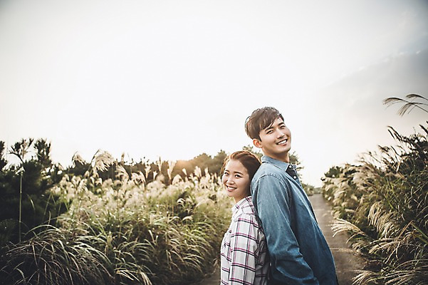 포토 JPG 주간 커플 여자 남자 커플라이프 여행 서기 미소 상반신 20대 성인 야외 두명 옆모습 제주도 다정 한국인 등맞대기 가을 상쾌 억새 억새밭 성인만 신천목장 국내포토 자연요소 식물 라이프스타일 계절 감정 뷰포인트 컨셉 관계 모션 한국 표정 사람 동양인 청년 목장 파일형식