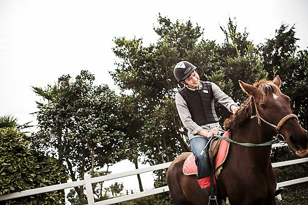 포토 JPG 주간 남자 한명 미소 상반신 20대 성인 야외 앞모습 제주도 한국인 가을 말_동물 체험 승마 승차 즐거움 남자만 성인남자만 성읍랜드 국내포토 자연요소 1 계절 감정 스포츠 뷰포인트 컨셉 포유류 모션 한국 표정 사람 동양인 청년 성인만 파일형식