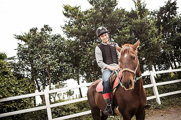 포토 JPG 주간 전신 남자 한명 미소 20대 성인 야외 앞모습 제주도 한국인 가을 말_동물 체험 승마 승차 즐거움 남자만 성인남자만 성읍랜드 국내포토 자연요소 1 계절 감정 스포츠 뷰포인트 컨셉 포유류 모션 한국 표정 사람 동양인 청년 성인만 파일형식