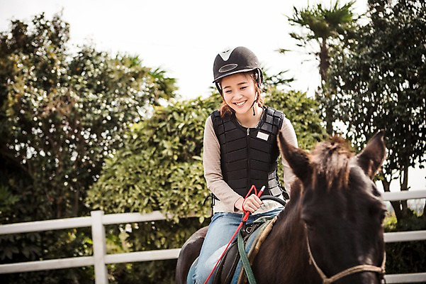 포토 JPG 주간 여자 한명 미소 상반신 20대 성인 야외 앞모습 제주도 한국인 가을 말_동물 체험 승마 승차 즐거움 여자만 성인여자만 성읍랜드 국내포토 자연요소 1 계절 감정 스포츠 뷰포인트 컨셉 포유류 모션 한국 표정 사람 동양인 청년 성인만 파일형식