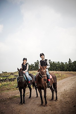 포토 JPG 주간 전신 커플 여자 남자 커플라이프 미소 20대 성인 야외 두명 앞모습 제주도 한국인 가을 말_동물 체험 승마 승차 즐거움 성읍랜드 국내포토 자연요소 라이프스타일 계절 감정 스포츠 뷰포인트 컨셉 포유류 관계 모션 한국 표정 사람 동양인 청년 파일형식