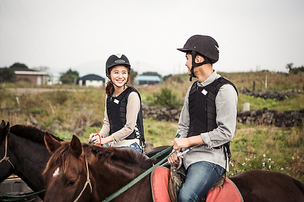 포토 JPG 주간 커플 여자 남자 커플라이프 미소 20대 성인 야외 두명 옆모습 제주도 한국인 가을 말_동물 체험 승마 승차 즐거움 성읍랜드 국내포토 자연요소 라이프스타일 계절 감정 스포츠 뷰포인트 컨셉 포유류 관계 모션 한국 표정 사람 동양인 청년 파일형식