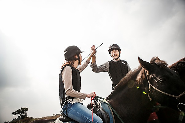 포토 JPG 주간 커플 여자 남자 커플라이프 미소 상반신 20대 성인 야외 두명 옆모습 제주도 한국인 가을 말_동물 체험 승마 승차 즐거움 하이파이브 성읍랜드 국내포토 자연요소 라이프스타일 계절 감정 스포츠 뷰포인트 컨셉 포유류 관계 모션 한국 표정 사람 동양인 손짓 청년 파일형식