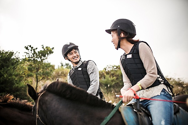 포토 JPG 주간 커플 여자 남자 커플라이프 미소 상반신 20대 성인 야외 두명 앞모습 제주도 한국인 가을 말_동물 체험 승마 승차 즐거움 성읍랜드 국내포토 자연요소 라이프스타일 계절 감정 스포츠 뷰포인트 컨셉 포유류 관계 모션 한국 표정 사람 동양인 청년 파일형식