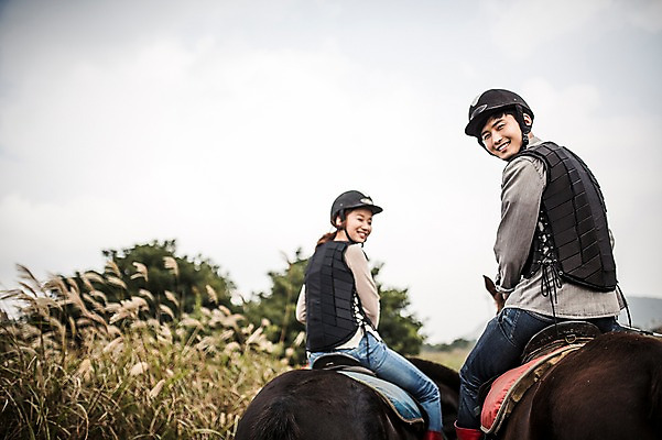 포토 JPG 주간 커플 여자 남자 커플라이프 미소 상반신 20대 성인 야외 두명 뒷모습 제주도 한국인 가을 말_동물 체험 뒤돌아보기 승마 승차 즐거움 억새 성인만 성읍랜드 국내포토 자연요소 식물 라이프스타일 계절 감정 스포츠 뷰포인트 컨셉 포유류 관계 모션 한국 표정 사람 동양인 청년 파일형식