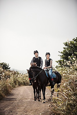 포토 JPG 주간 전신 커플 여자 남자 커플라이프 미소 20대 성인 야외 두명 앞모습 제주도 한국인 가을 말_동물 체험 승마 승차 즐거움 성읍랜드 국내포토 자연요소 라이프스타일 계절 감정 스포츠 뷰포인트 컨셉 포유류 관계 모션 한국 표정 사람 동양인 청년 파일형식