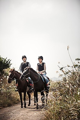 포토 JPG 주간 전신 커플 여자 남자 커플라이프 미소 20대 성인 야외 두명 앞모습 제주도 한국인 가을 말_동물 체험 승마 승차 즐거움 억새 성읍랜드 국내포토 자연요소 식물 라이프스타일 계절 감정 스포츠 뷰포인트 컨셉 포유류 관계 모션 한국 표정 사람 동양인 청년 파일형식