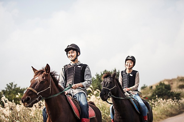 포토 JPG 주간 커플 여자 남자 커플라이프 미소 상반신 20대 성인 야외 두명 앞모습 제주도 한국인 가을 말_동물 체험 승마 승차 즐거움 성인만 성읍랜드 국내포토 자연요소 라이프스타일 계절 감정 스포츠 뷰포인트 컨셉 포유류 관계 모션 한국 표정 사람 동양인 청년 파일형식