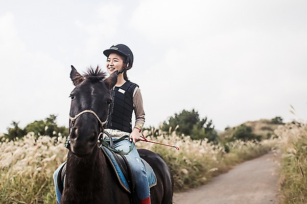 포토 JPG 주간 여자 한명 미소 상반신 20대 성인 야외 앞모습 제주도 한국인 가을 말_동물 체험 승마 승차 즐거움 여자만 성인여자만 성읍랜드 국내포토 자연요소 1 계절 감정 스포츠 뷰포인트 컨셉 포유류 모션 한국 표정 사람 동양인 청년 성인만 파일형식
