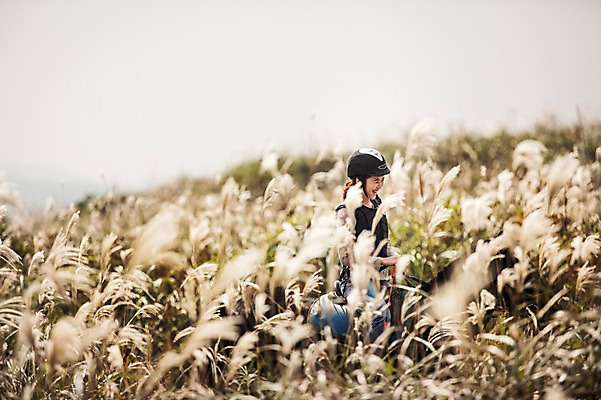 포토 JPG 주간 여자 한명 미소 상반신 20대 성인 야외 옆모습 제주도 한국인 가을 말_동물 체험 승마 승차 즐거움 억새 여자만 성인여자만 성읍랜드 국내포토 자연요소 식물 1 계절 감정 스포츠 뷰포인트 컨셉 포유류 모션 한국 표정 사람 동양인 청년 성인만 파일형식