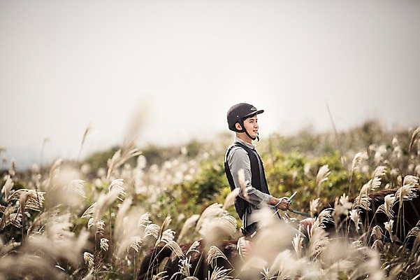 포토 JPG 주간 여자 남자 한명 상반신 20대 성인 야외 옆모습 제주도 한국인 가을 말_동물 체험 승마 승차 즐거움 억새 남자만 여자만 성인남자만 성인여자만 성읍랜드 국내포토 자연요소 식물 1 계절 감정 스포츠 뷰포인트 컨셉 포유류 모션 한국 사람 동양인 청년 성인만 파일형식
