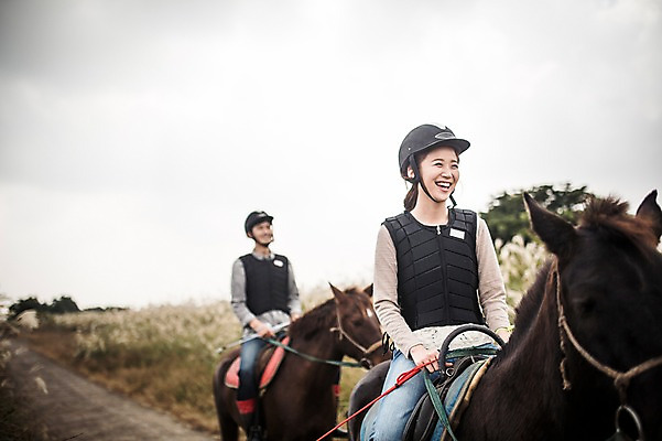 포토 JPG 주간 커플 여자 남자 커플라이프 미소 상반신 20대 성인 야외 두명 앞모습 제주도 한국인 가을 말_동물 체험 승마 승차 즐거움 성읍랜드 국내포토 자연요소 라이프스타일 계절 감정 스포츠 뷰포인트 컨셉 포유류 관계 모션 한국 표정 사람 동양인 청년 파일형식