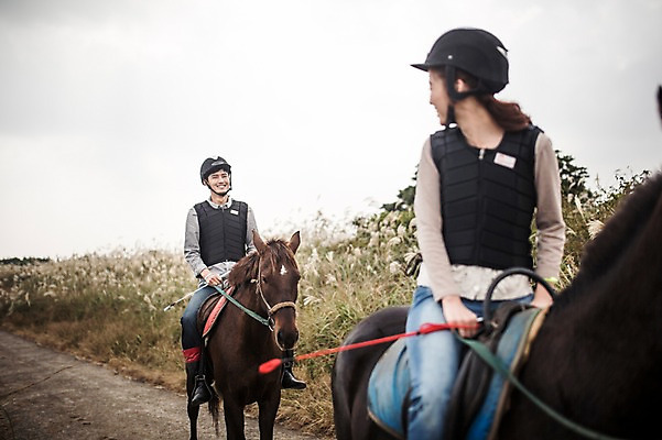포토 JPG 주간 전신 커플 여자 남자 커플라이프 미소 20대 성인 야외 두명 앞모습 제주도 한국인 가을 말_동물 체험 승마 승차 즐거움 성읍랜드 국내포토 자연요소 라이프스타일 계절 감정 스포츠 뷰포인트 컨셉 포유류 관계 모션 한국 표정 사람 동양인 청년 파일형식