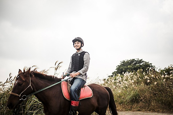 포토 JPG 주간 전신 남자 한명 미소 20대 성인 야외 옆모습 제주도 한국인 가을 말_동물 체험 승마 즐거움 억새 남자만 성인남자만 성읍랜드 국내포토 자연요소 식물 1 계절 감정 스포츠 뷰포인트 컨셉 포유류 한국 표정 사람 동양인 청년 성인만 파일형식
