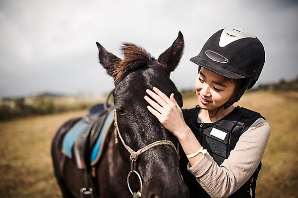 포토 JPG 주간 여자 한명 서기 미소 상반신 20대 성인 야외 앞모습 제주도 한국인 가을 말_동물 체험 승마 즐거움 여자만 성인여자만 성읍랜드 쓰다듬기 국내포토 자연요소 1 계절 감정 스포츠 뷰포인트 컨셉 포유류 모션 한국 표정 사람 동양인 청년 성인만 파일형식