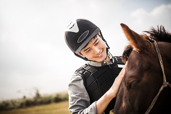포토 JPG 주간 남자 한명 서기 미소 상반신 20대 성인 야외 앞모습 제주도 한국인 가을 말_동물 체험 승마 즐거움 남자만 성인남자만 성읍랜드 쓰다듬기 국내포토 자연요소 1 계절 감정 스포츠 뷰포인트 컨셉 포유류 모션 한국 표정 사람 동양인 청년 성인만 파일형식