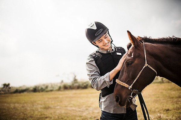 포토 JPG 주간 남자 한명 미소 상반신 20대 성인 야외 앞모습 제주도 한국인 가을 말_동물 체험 승마 즐거움 남자만 성인남자만 성읍랜드 쓰다듬기 국내포토 자연요소 1 계절 감정 스포츠 뷰포인트 컨셉 포유류 모션 한국 표정 사람 동양인 청년 성인만 파일형식