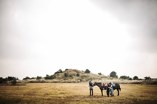 포토 JPG 주간 전신 커플 여자 남자 커플라이프 휴식 서기 20대 성인 야외 두명 제주도 한국인 가을 말_동물 체험 승마 즐거움 성인만 성읍랜드 국내포토 자연요소 라이프스타일 계절 감정 스포츠 컨셉 포유류 관계 모션 한국 사람 동양인 청년 파일형식