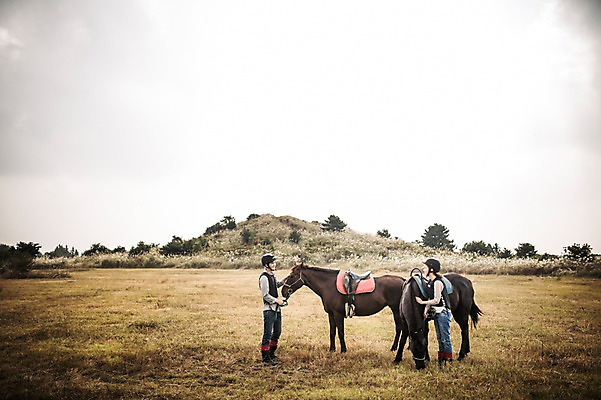 포토 JPG 주간 전신 커플 여자 남자 커플라이프 휴식 서기 20대 성인 야외 두명 옆모습 제주도 한국인 가을 말_동물 체험 승마 즐거움 성인만 성읍랜드 국내포토 자연요소 라이프스타일 계절 감정 스포츠 뷰포인트 컨셉 포유류 관계 모션 한국 사람 동양인 청년 파일형식