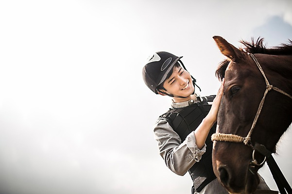 포토 JPG 주간 남자 한명 서기 미소 상반신 20대 성인 야외 앞모습 제주도 한국인 가을 말_동물 체험 승마 즐거움 남자만 성인남자만 성읍랜드 쓰다듬기 국내포토 자연요소 1 계절 감정 스포츠 뷰포인트 컨셉 포유류 모션 한국 표정 사람 동양인 청년 성인만 파일형식